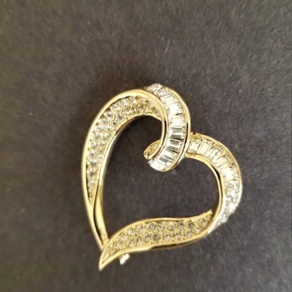 Crystal Open Heart Brooch - Picture 4 of 8